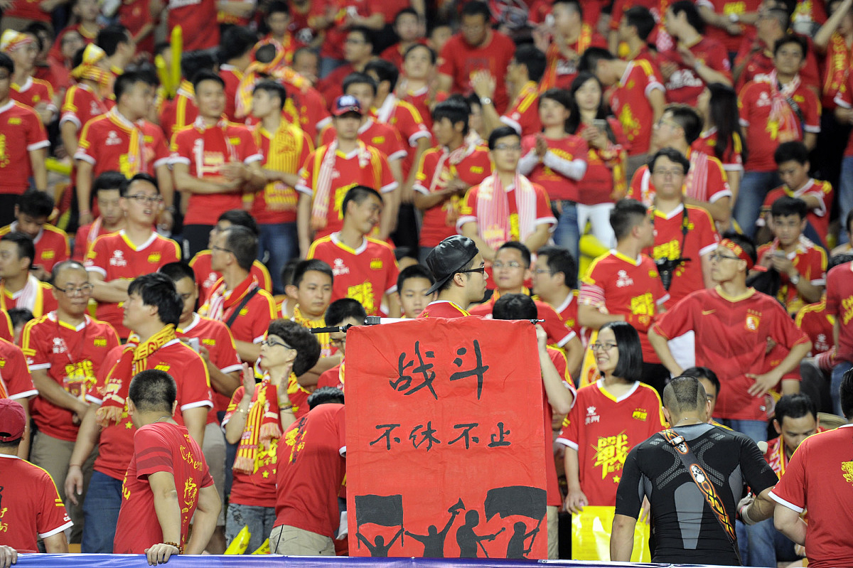 比赛中队员之间默契配合，拿下宝贵的胜利