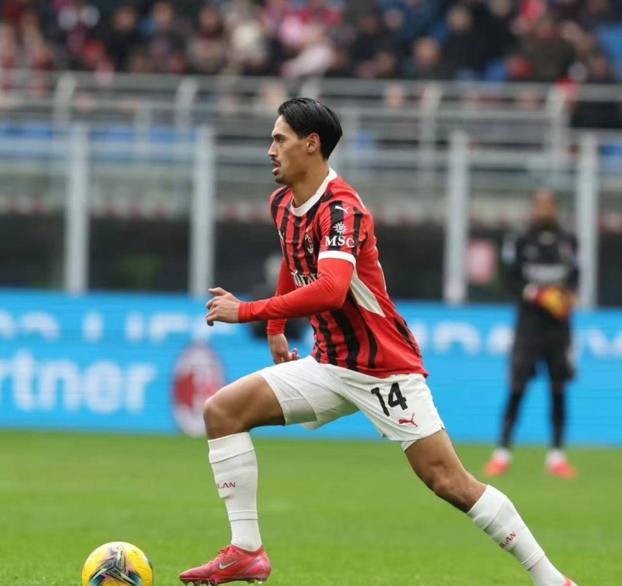 九游体育官网入口-AC米兰后卫关键封堵，助球队赢得关键胜利