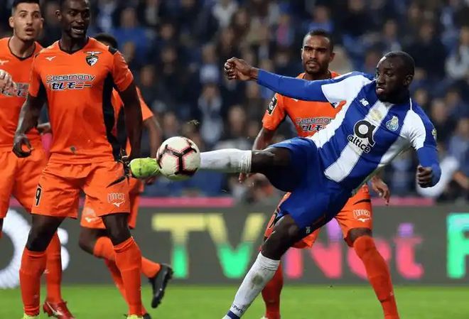 顶级足球俱乐部在欧洲赛场上交锋，英姿飒爽