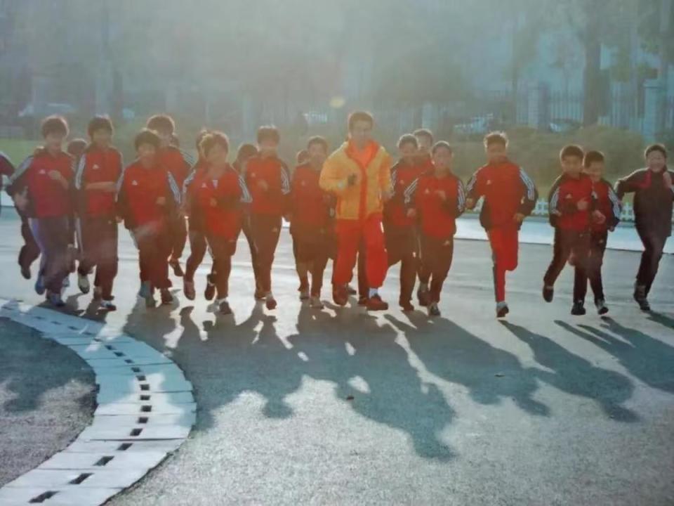 厄尔尼诺代表团斩获银牌，赛场精彩