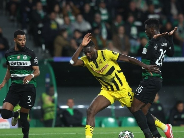 包含多特蒙德客场-大胜，提升联赛排名的词条