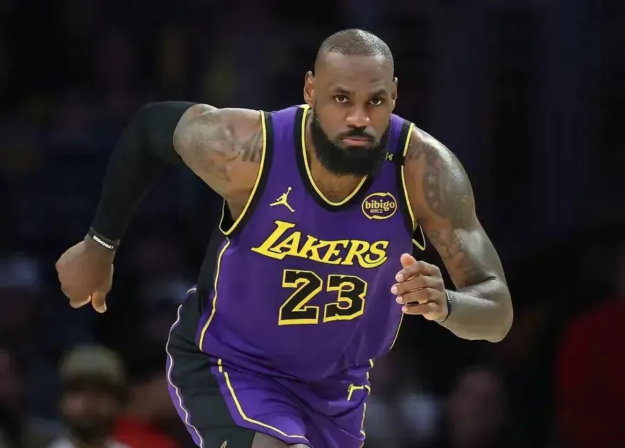 包含太阳后卫科林斯转会交易成焦点，球队地位或生变的词条