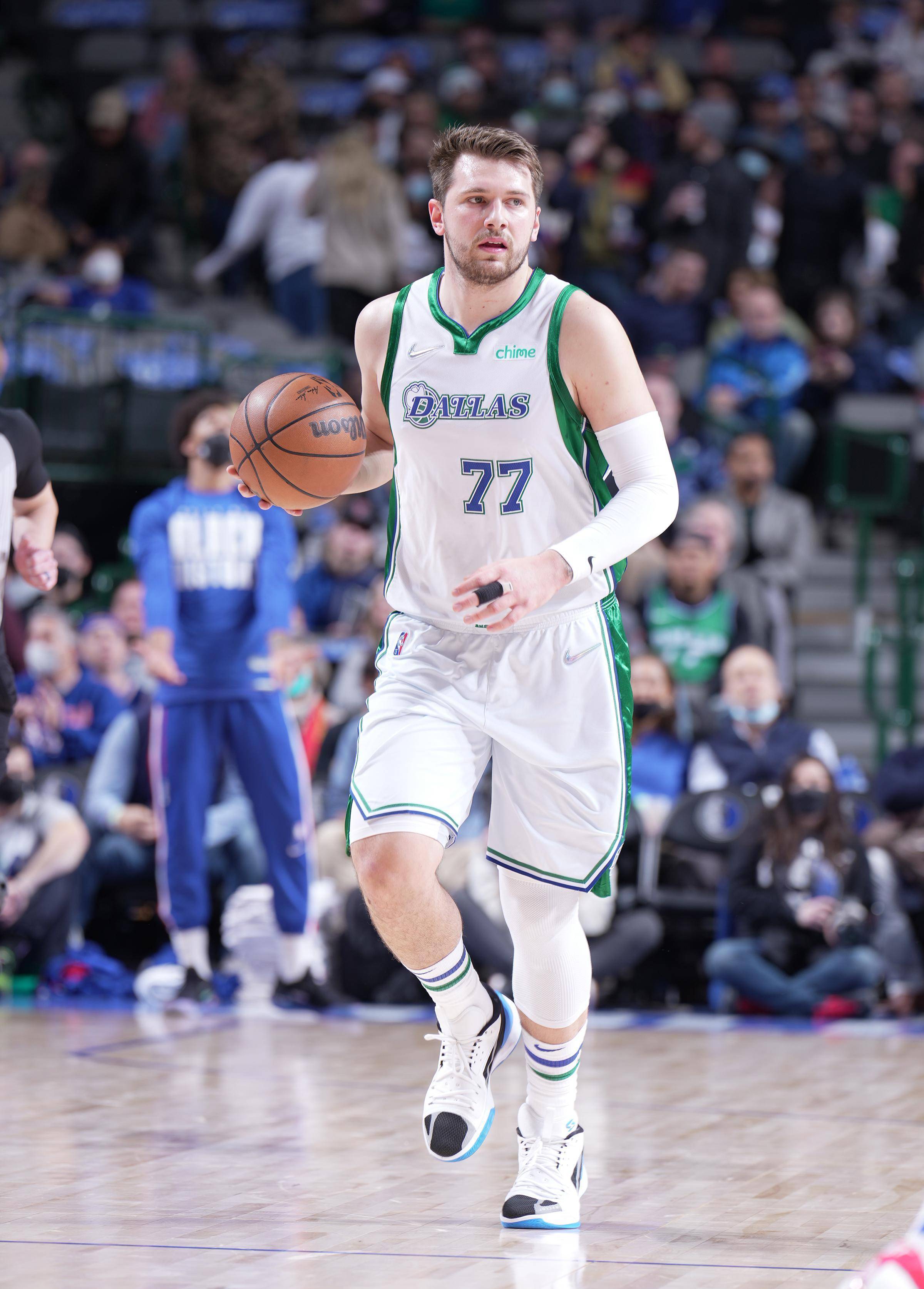 包含篮球明星频频在外国篮球场上获得胜利的词条