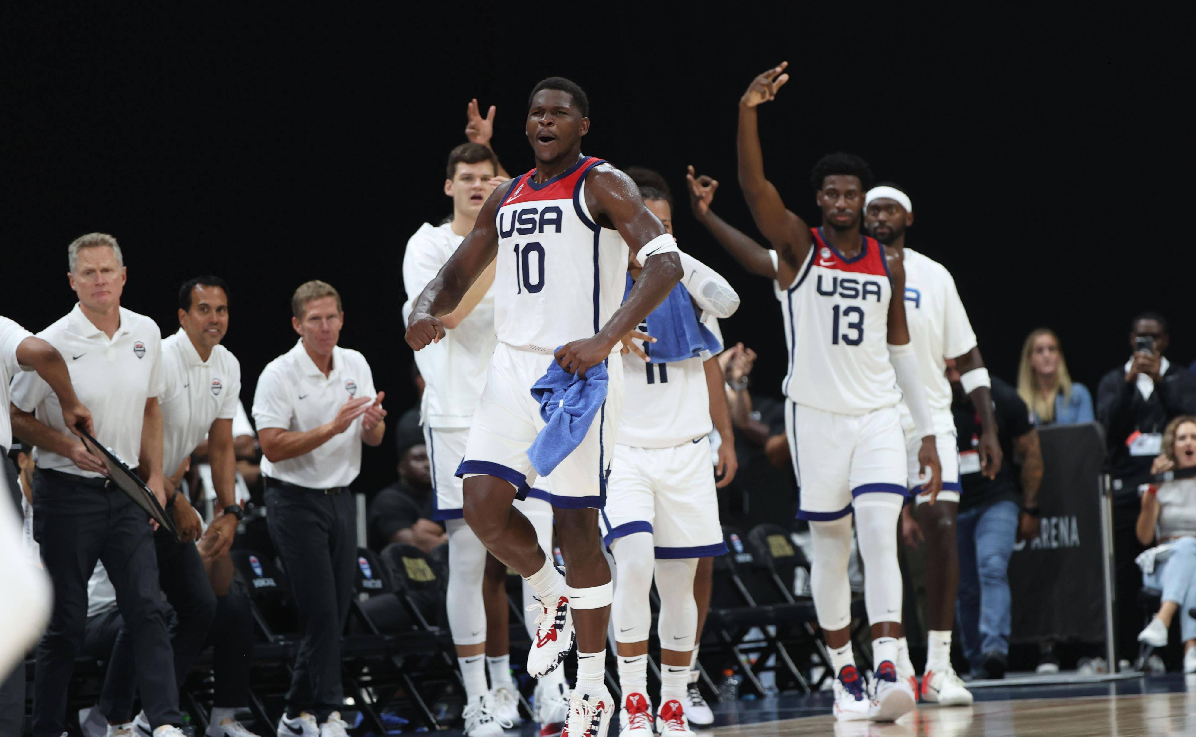 -疯狂盛宴：篮球场上热血激战的简单介绍