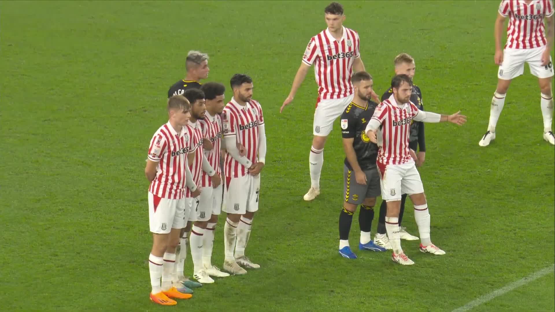 斯托克城客场失分，联赛形势严峻