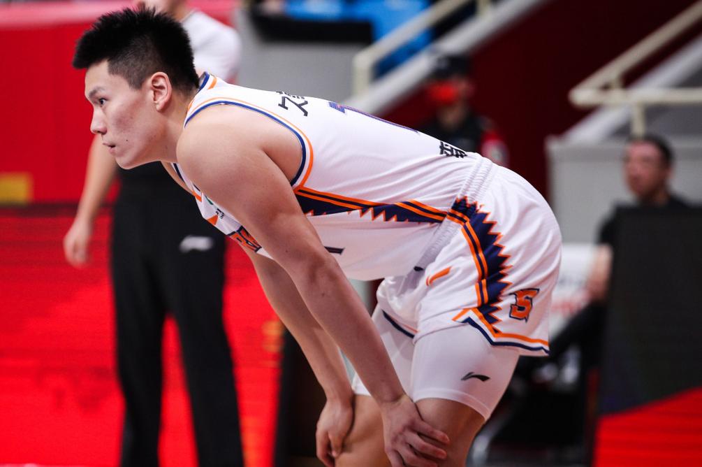 上海队球员异军突起，助球队击败对手