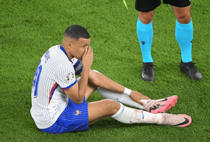 包含法国队中场不佳，球迷期待更好表现的词条