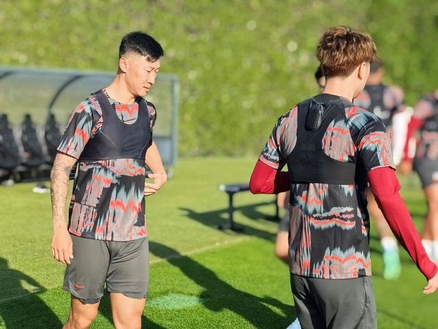 球队备战新赛季，球员们进行封闭训练备战