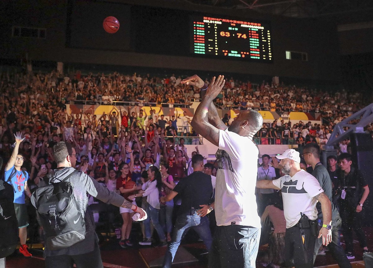 火爆的比赛现场，球员们全情投入