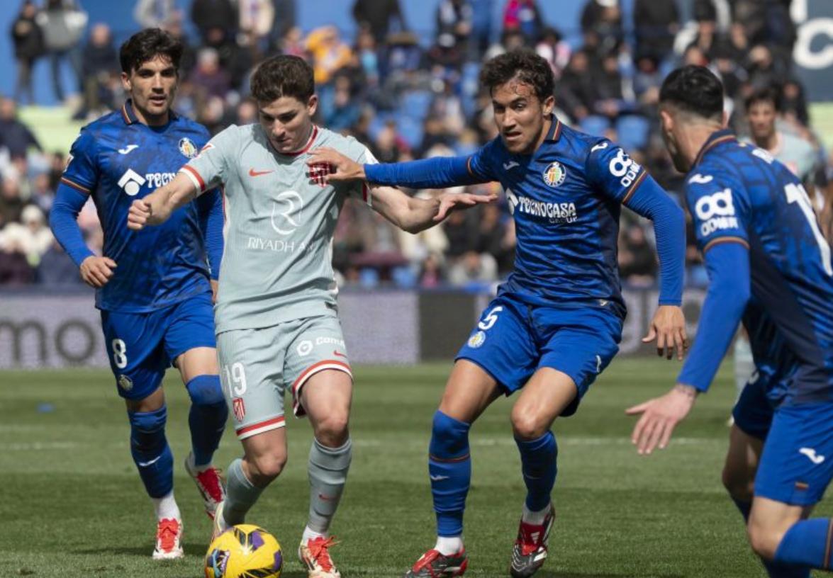 包含昨晚比赛惊现大逆转，球队掀起全场狂欢的词条