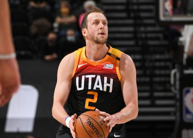 包含爵士队取得连胜，势头强劲稳坐西部前三的词条