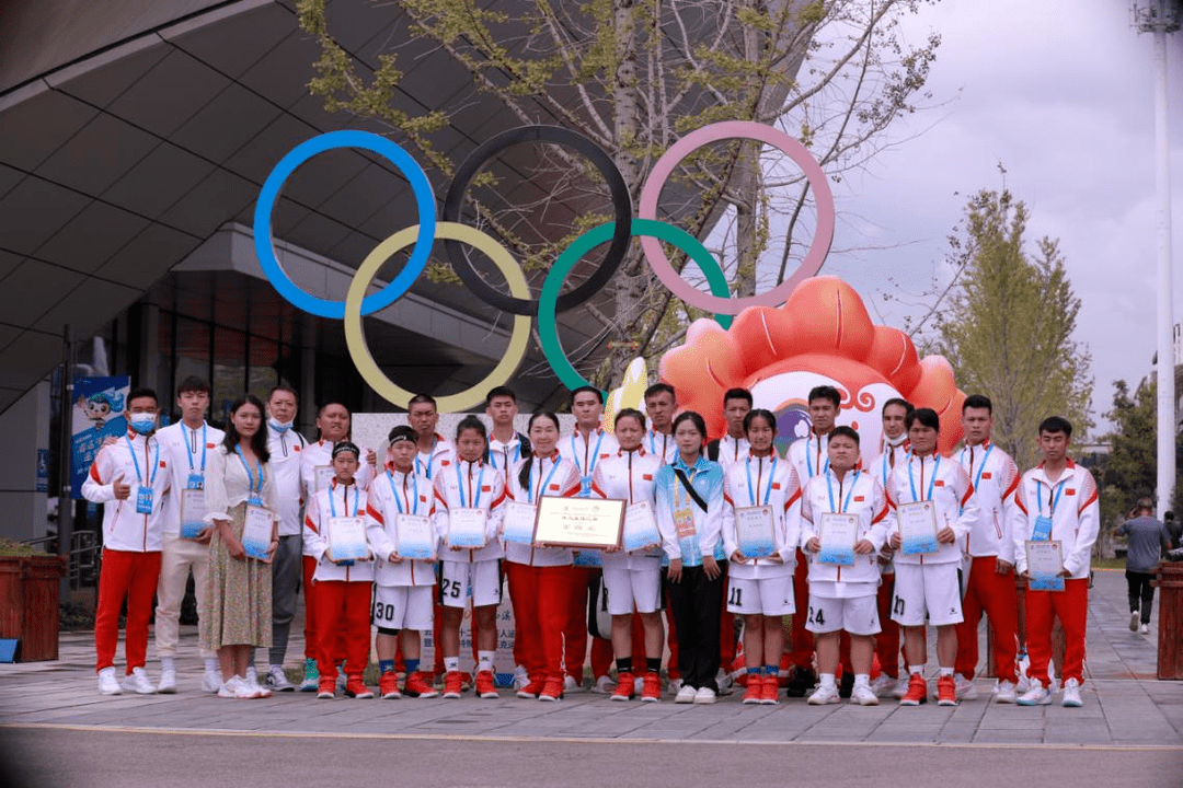 美国运动员超越自我，斩获领先